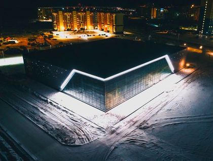 «Звездная россыпь» на фасаде крупного спорткомплекса в Ханты-Мансийске
